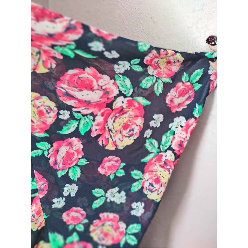 Torrid Floral Button Front Top Torrid Size 4 - Picture 6 of 9